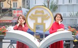 Phụ nữ Công an Hà Nội thướt tha áo dài xuống phố trong ngày 8-3